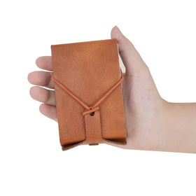 PARAROSE compact travel storage closure keeps pegs and cards secure.