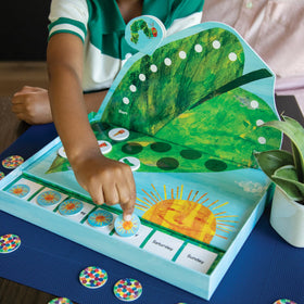 Peaceable Kingdom storage bag keeps everything ready for easy play.