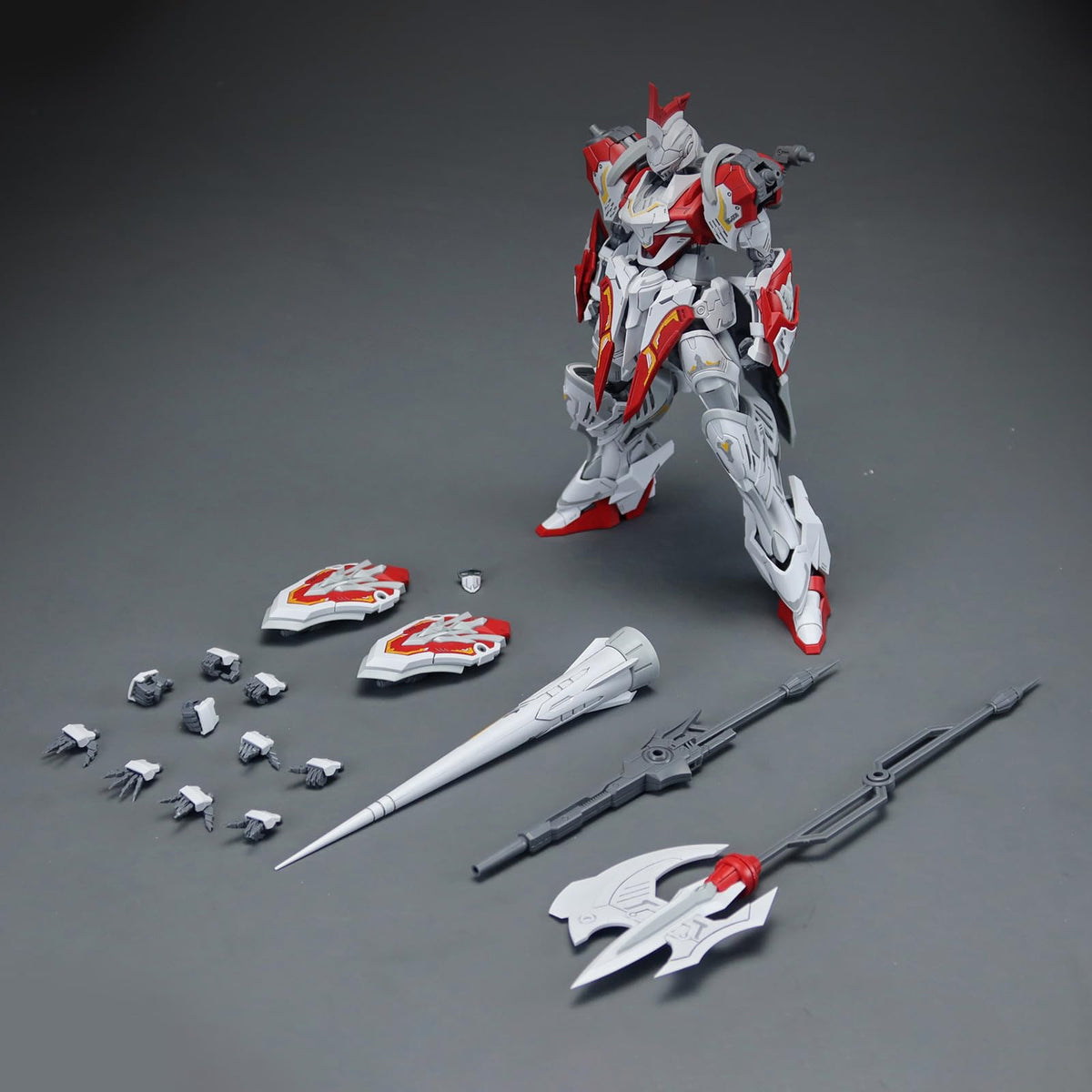 Includes lance, spirit pulse, axe, and two cannons for display versatility.