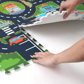 PLAY 10 waterproof mat cleans with a quick wipe after meals.