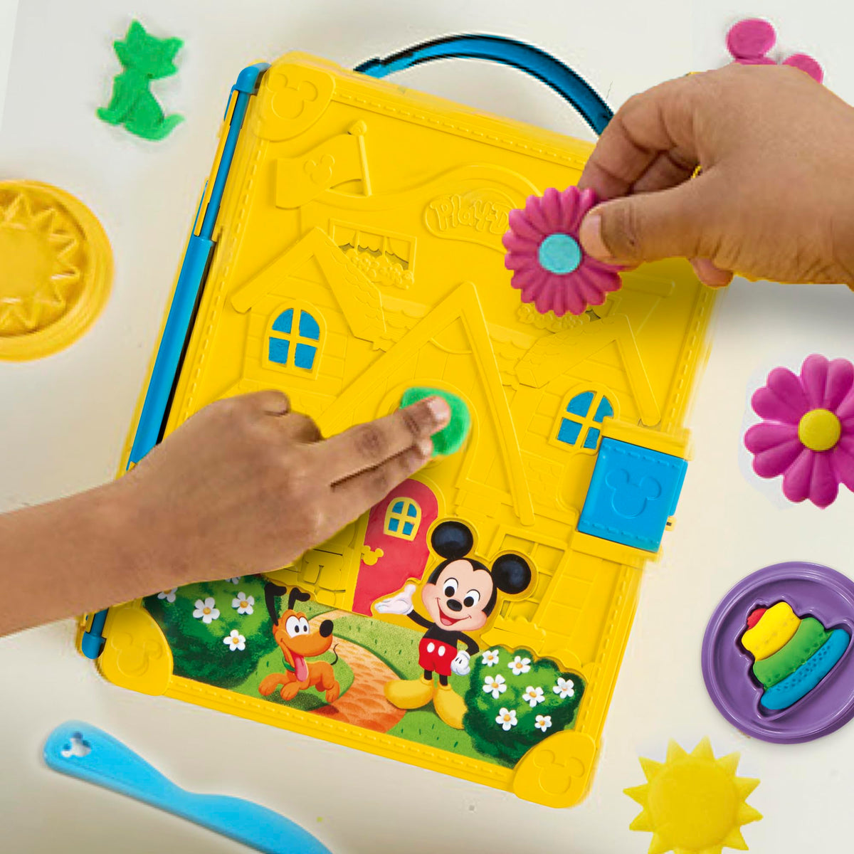 Play-Doh Disney Junior storage back-cover keeps pieces organized on trips