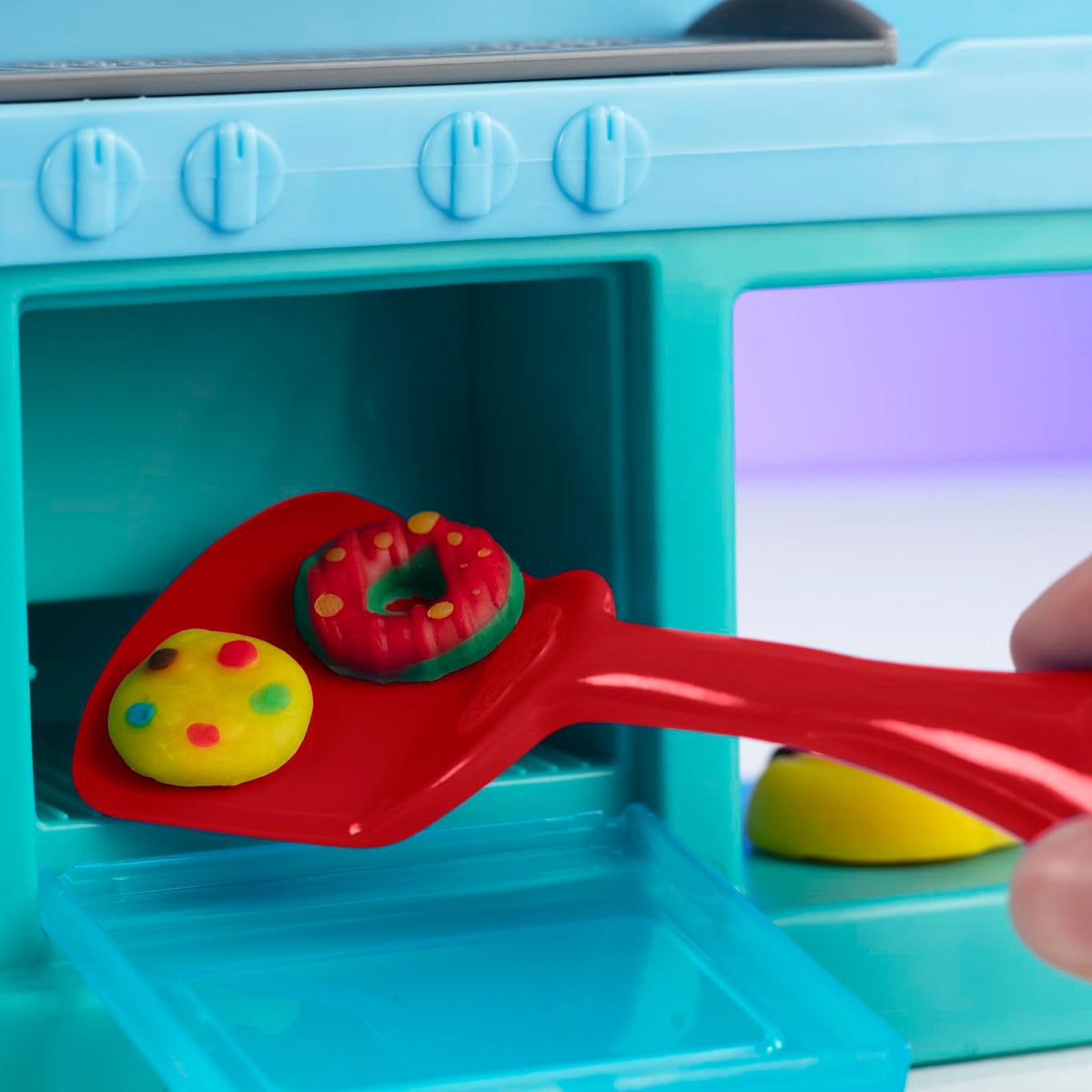 Half-molds decorate toppings and sides for realistic pretend meals.