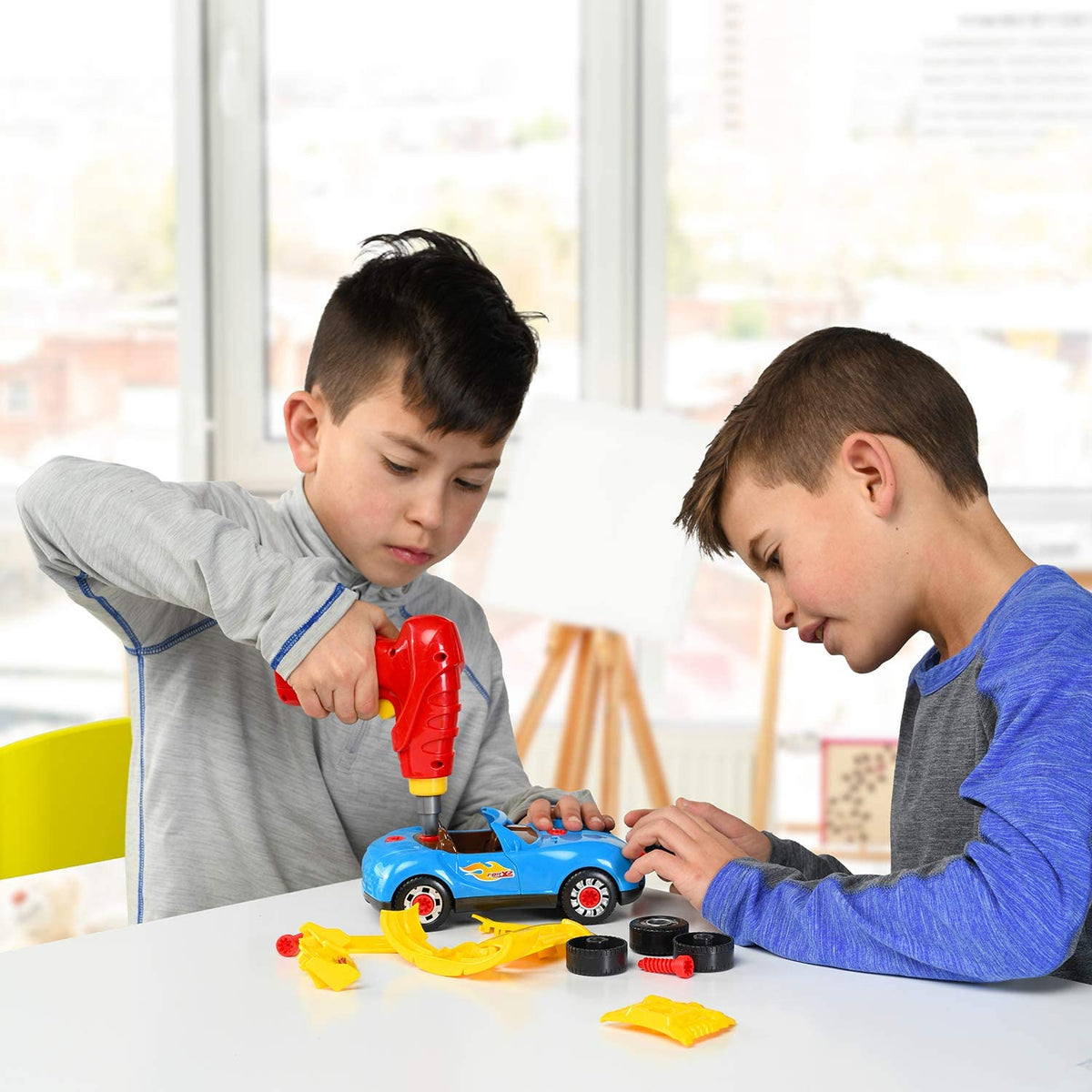 Play22 drill-and-screws in action—hands-on building boosts fine motor skills.