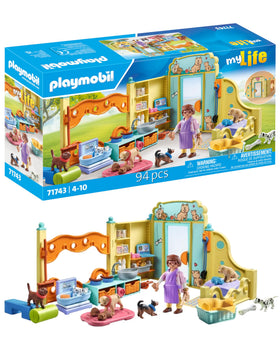 Playmobil Puppy Care Center puppy house — cozy space for playful puppies and caregiver role-play.
