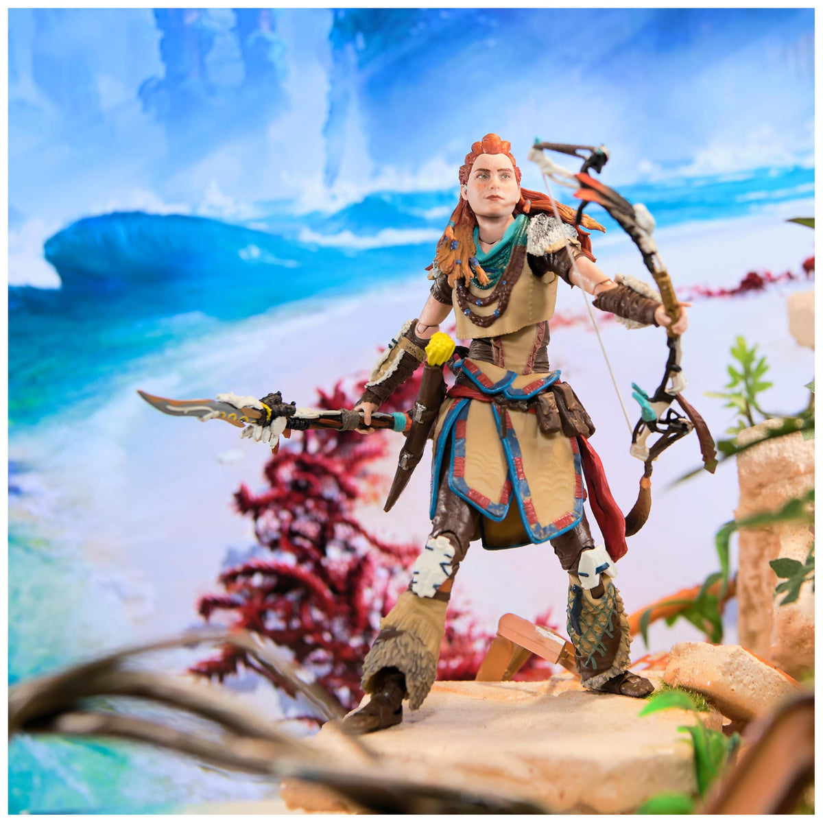 Interchangeable Aloy hands set enables versatile combat stances.