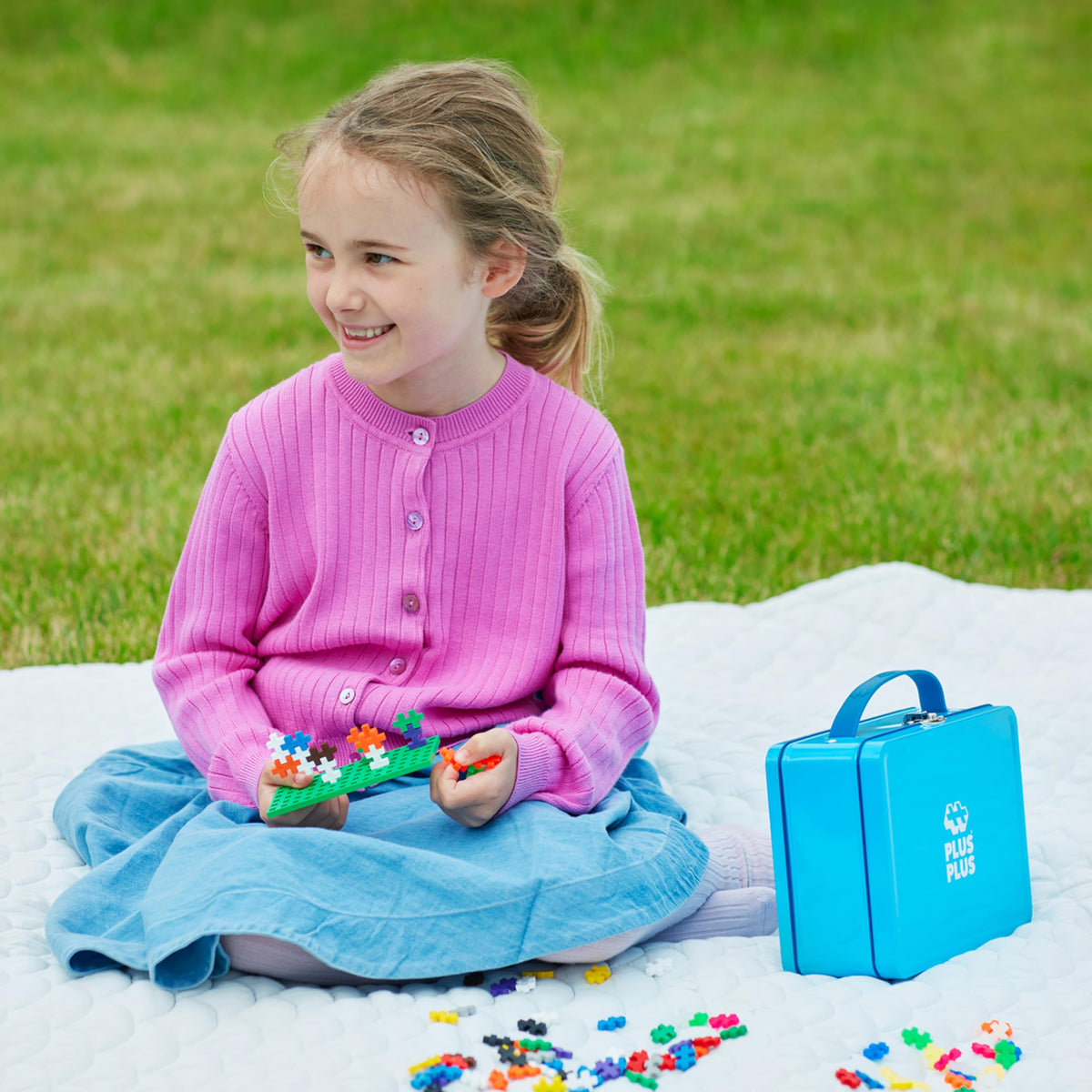 PLUS PLUS guide book for building introduces simple project ideas.