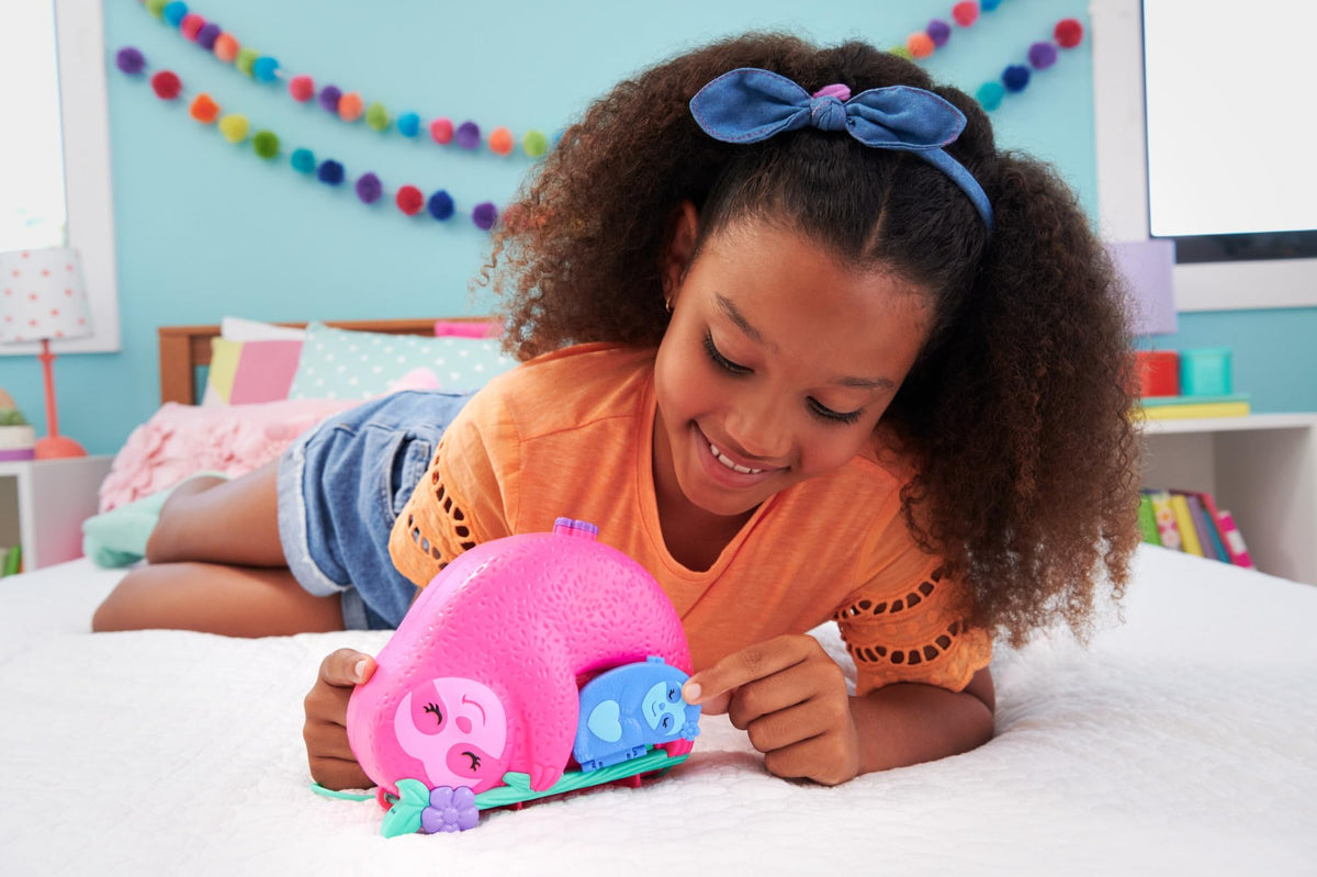 Polly Pocket sloth bridge connects two compacts for 2-in-1 fun.
