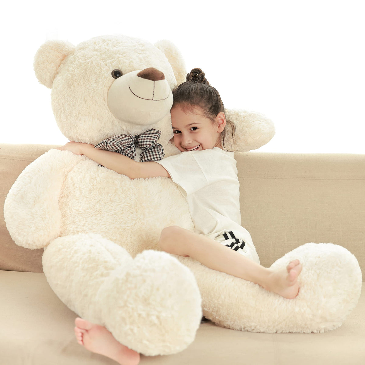 Gift-ready packaging of the Poutmac giant teddy bear