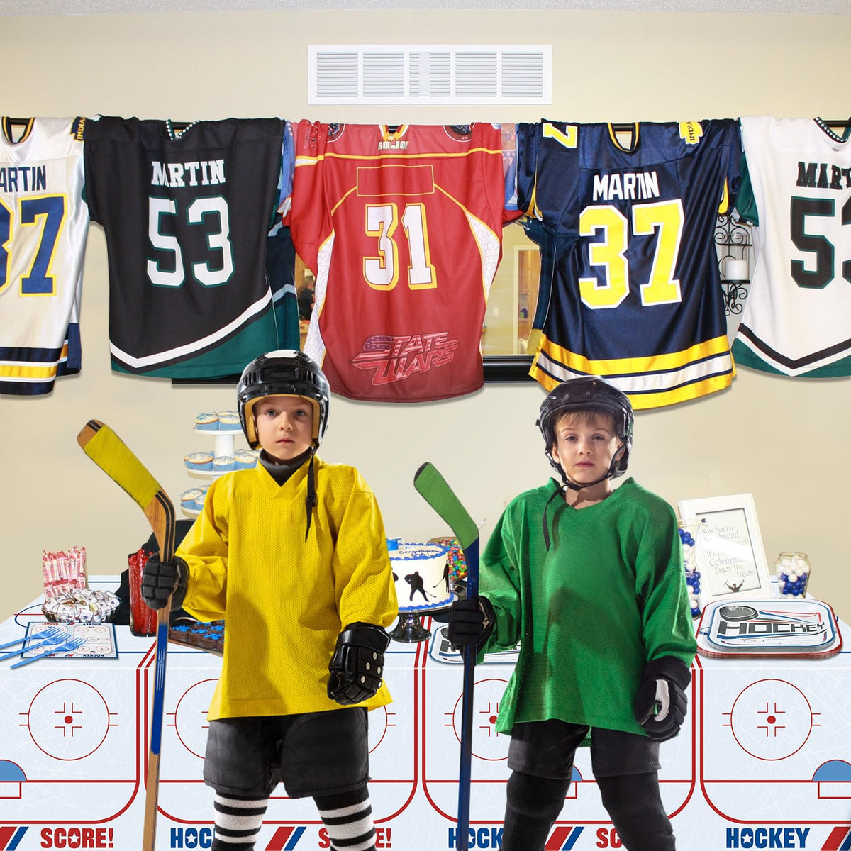 PTECDROTS hockey party set includes essential tableware for a quick setup.