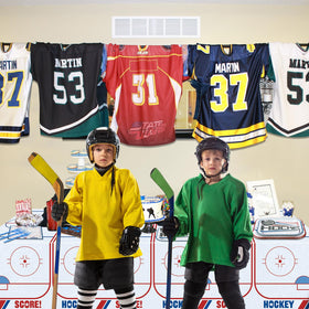 PTECDROTS hockey party set includes essential tableware for a quick setup.
