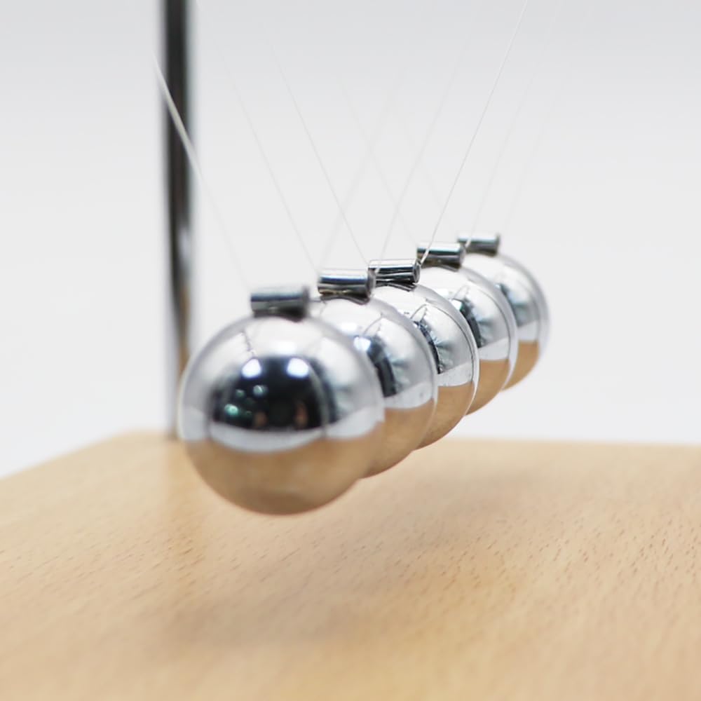 QLKUNLA Newtons Cradle beech closeup, polished balls and frame detail