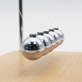 QLKUNLA Newtons Cradle beech closeup, polished balls and frame detail