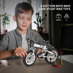 QLT QIAOLETONG pedal turning action mirrors a real dirt bike feel.