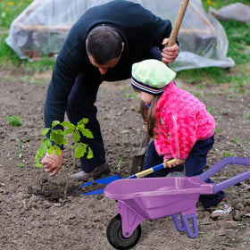 Qtioucp long-handle rake ideal for light yard cleanup with kids