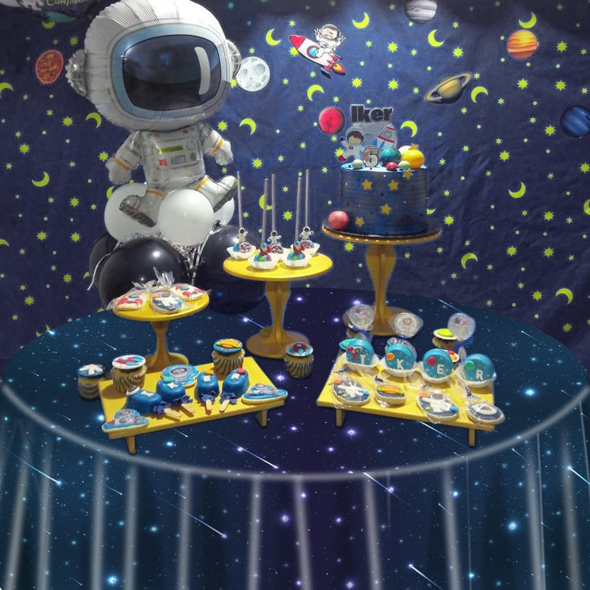 QUERICKY space-themed tablecloth made of sturdy PE plastic for easy cleanup.