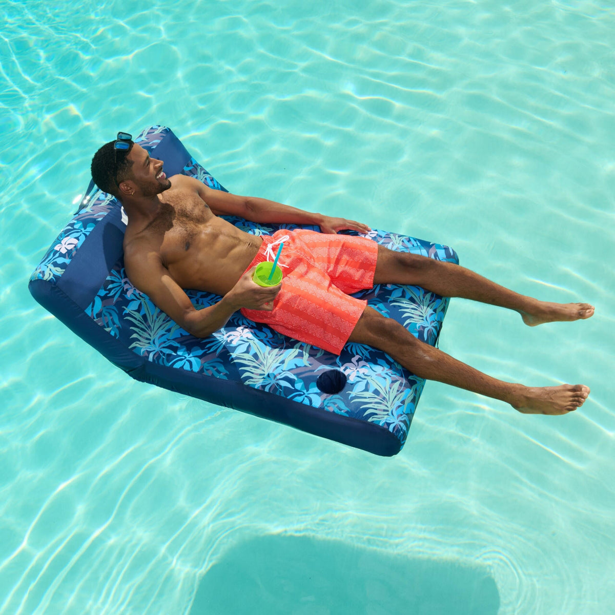 Quiksilver lounger ideal for lake days and water adventures.