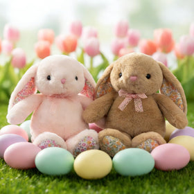 QUIRAI weighted bottom helps the bunny sit upright on shelves or laps.