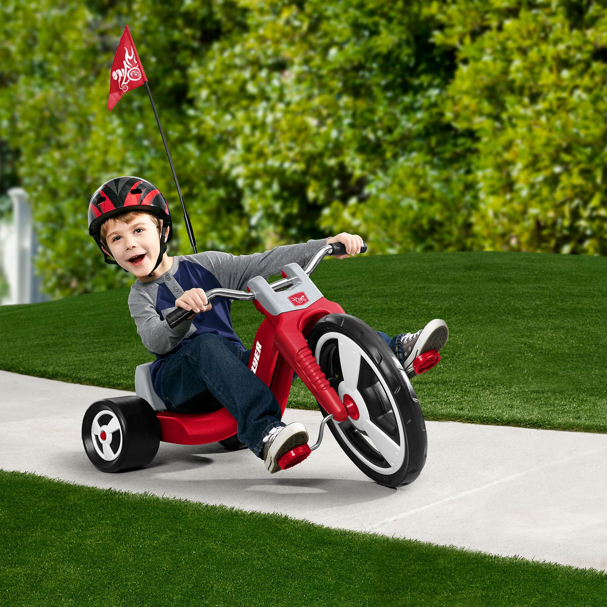 Radio Flyer Big Flyer Sport removable racing pennant increases visibility during outdoor play