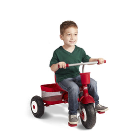 Radio Flyer built-in parent pouch keeps essentials within reach.