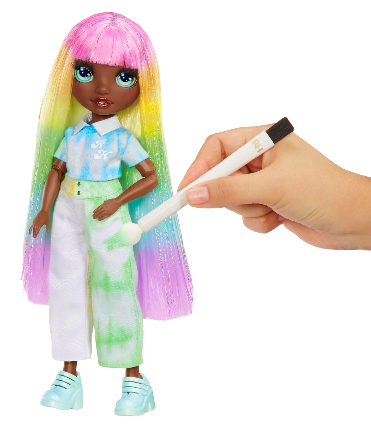 Rainbow High bonus fashion top and sneakers enable mix-and-match outfits.