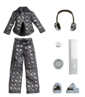 Includes girls’ night accessories and a comb to style the hair.
