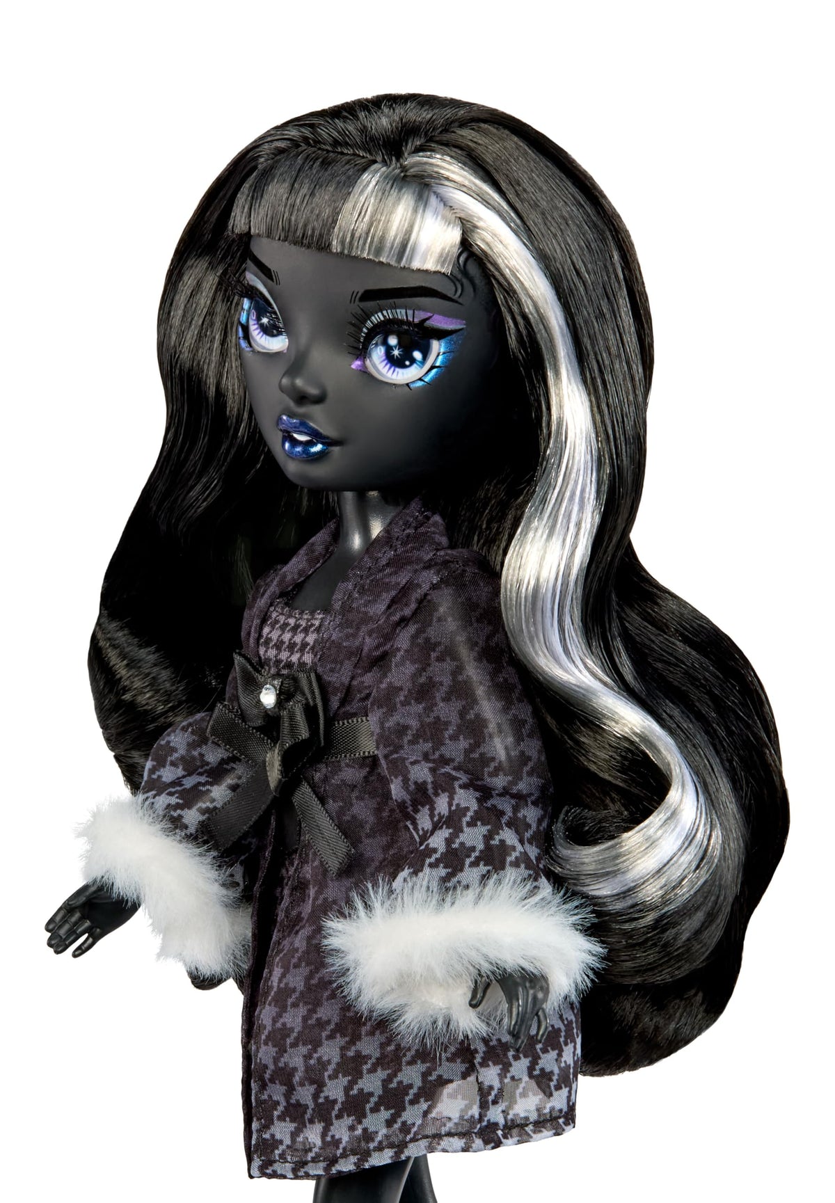 Rainbow High Shanelle Onyx monochrome eyes highlight premium design details.