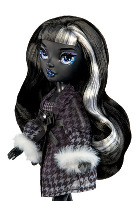 Rainbow High Shanelle Onyx monochrome eyes highlight premium design details.
