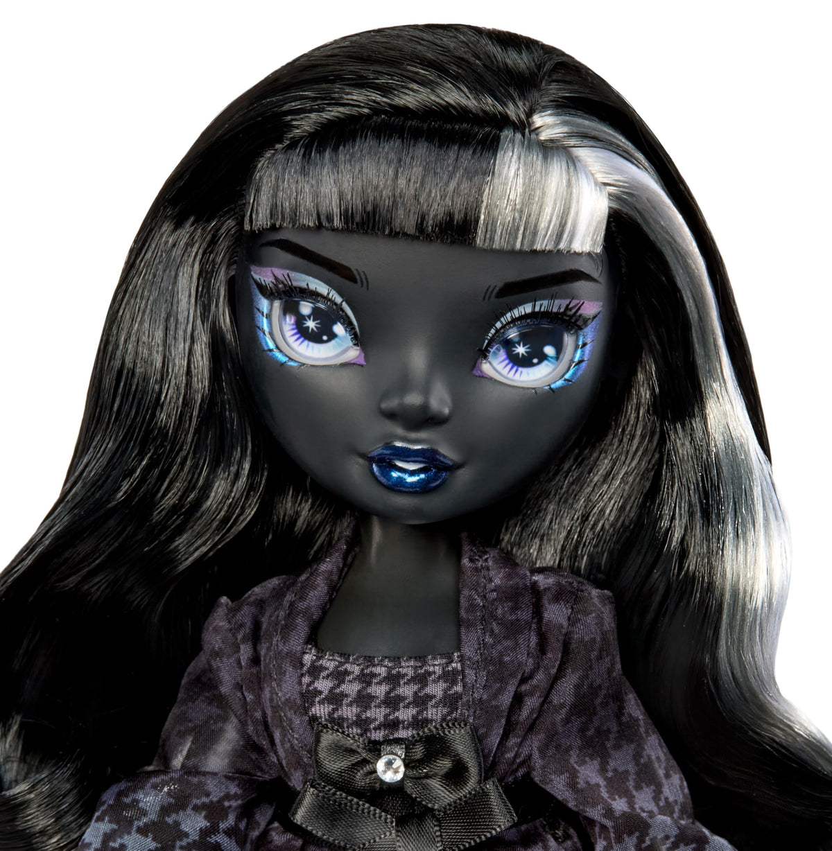 Rainbow High Shanelle Onyx eye and lash details enhance expressiveness.
