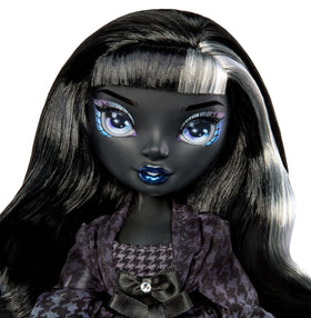 Rainbow High Shanelle Onyx eye and lash details enhance expressiveness.