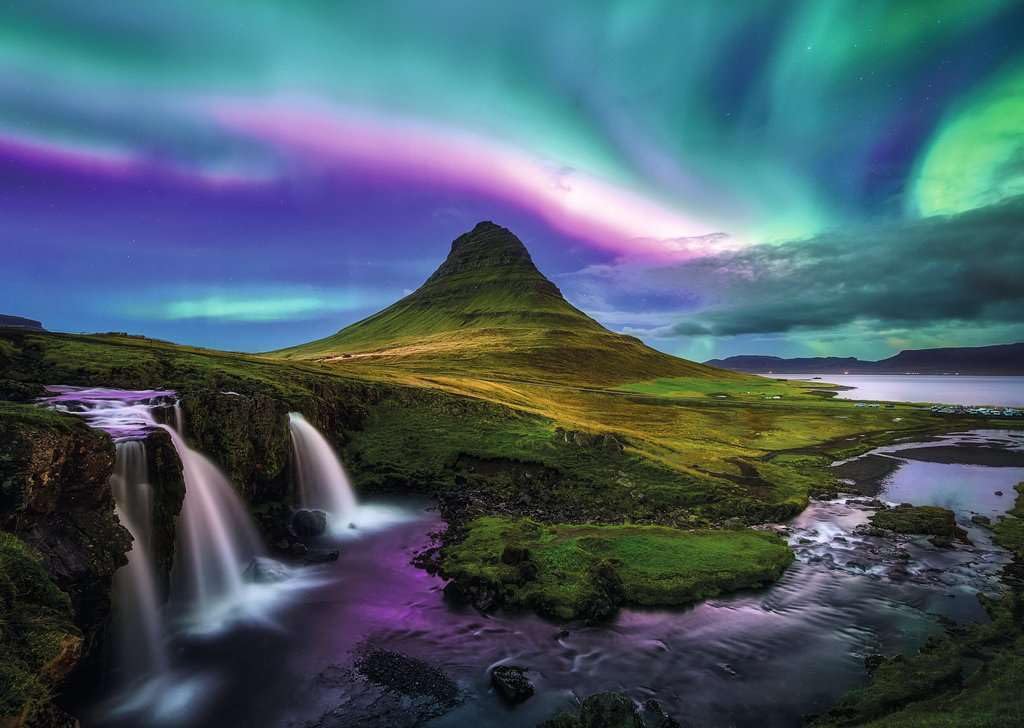 Ravensburger Aurora Over Kirkjufell features high-contrast night tones to enhance focus during assembly.