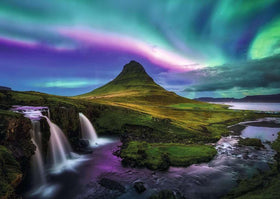 Ravensburger Aurora Over Kirkjufell features high-contrast night tones to enhance focus during assembly.