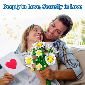RECROQUO Daisy with vase displays an assembled bouquet as a decor focal point.