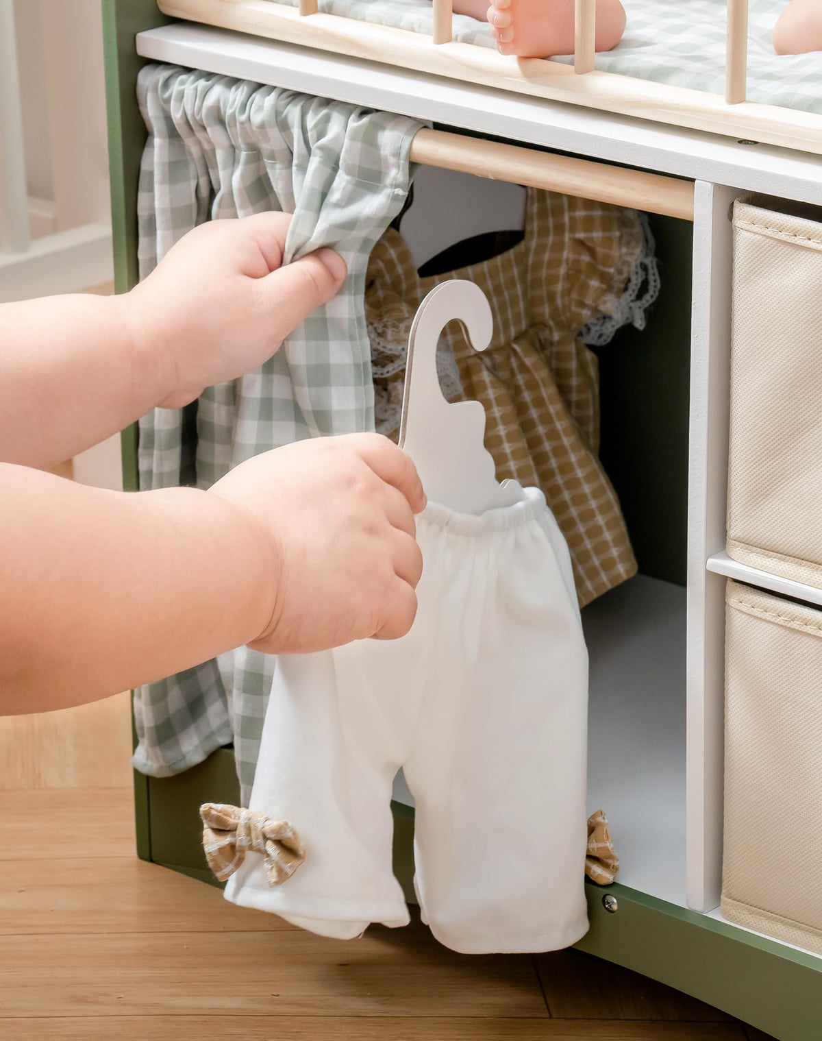 ROBOTIME fits 22-inch dolls for versatile pretend play.