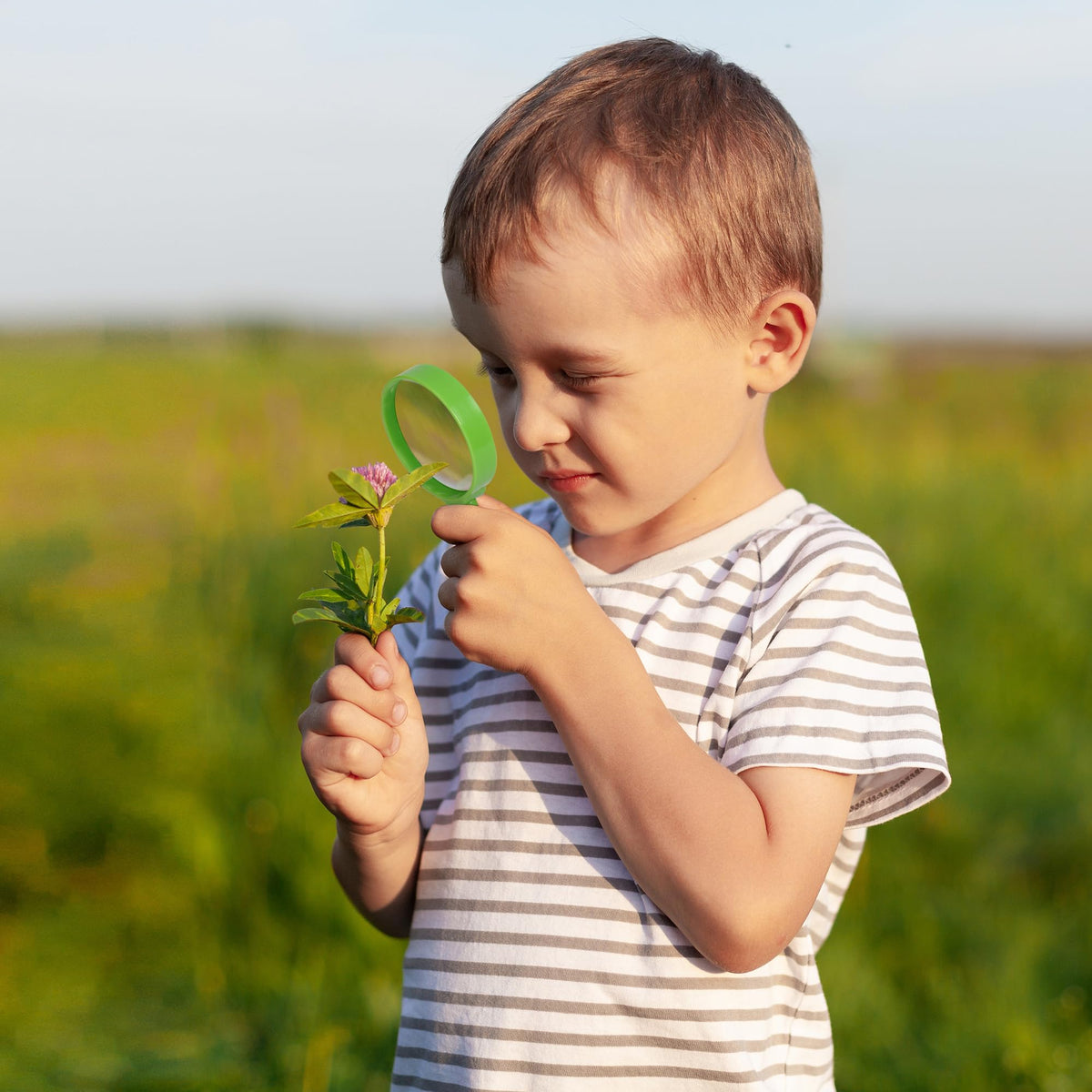 ROBOTIME gardening hat shielding child from sun while gardening