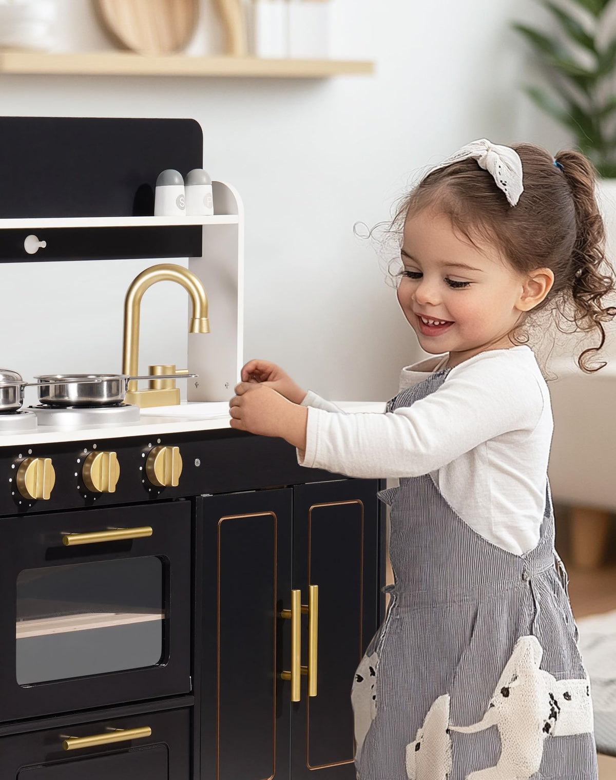 ROBUD sink with faucet demonstrates realistic washing up during playtime.