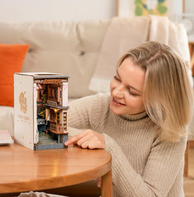 Rolife Sakura Densya tram lights focus, adds realistic ambiance to shelves