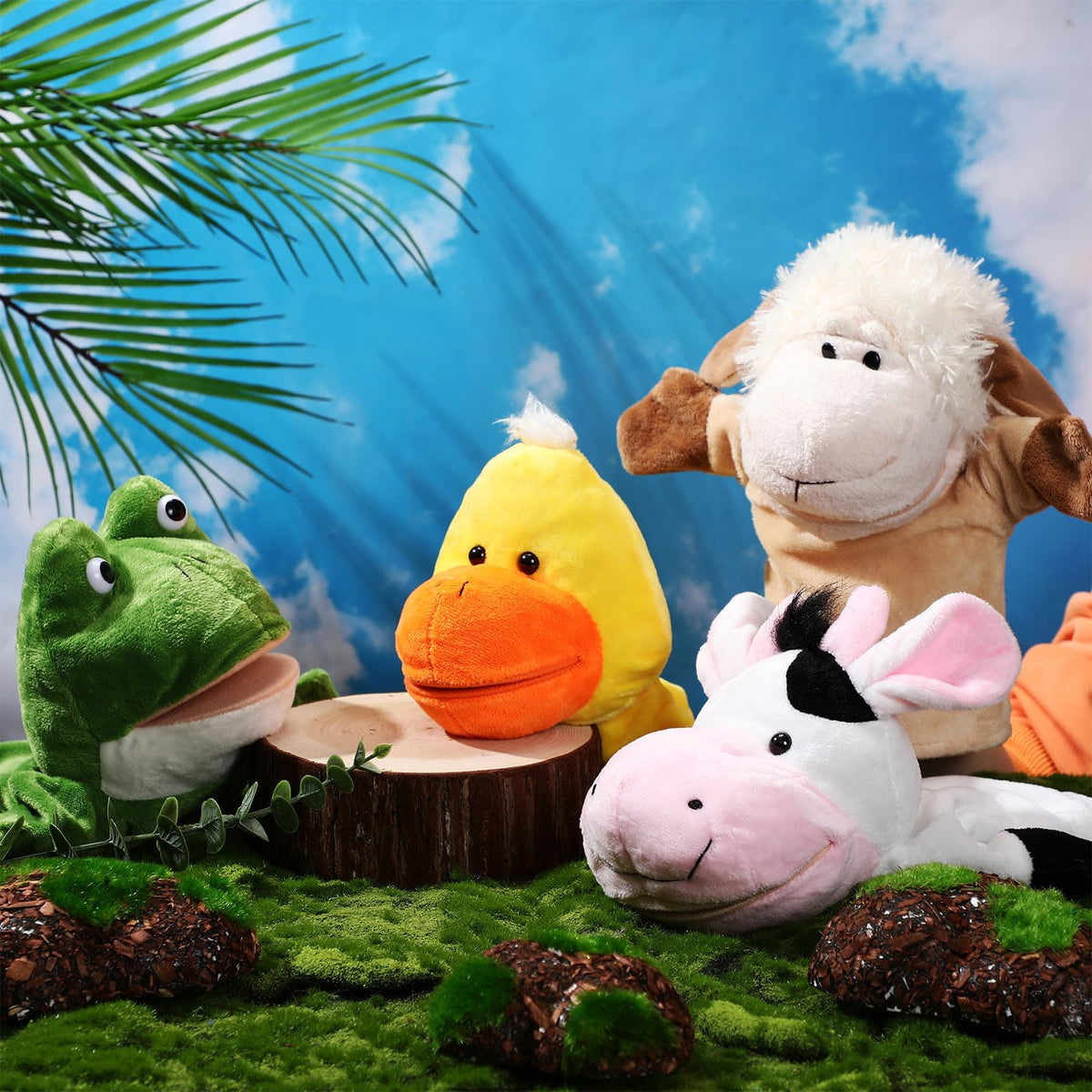 RoundFunny duck puppet with a cheerful smile for storytelling.