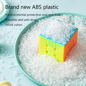 Roxenda 3x3 speed cube enhances confident solving with buttery rotation.