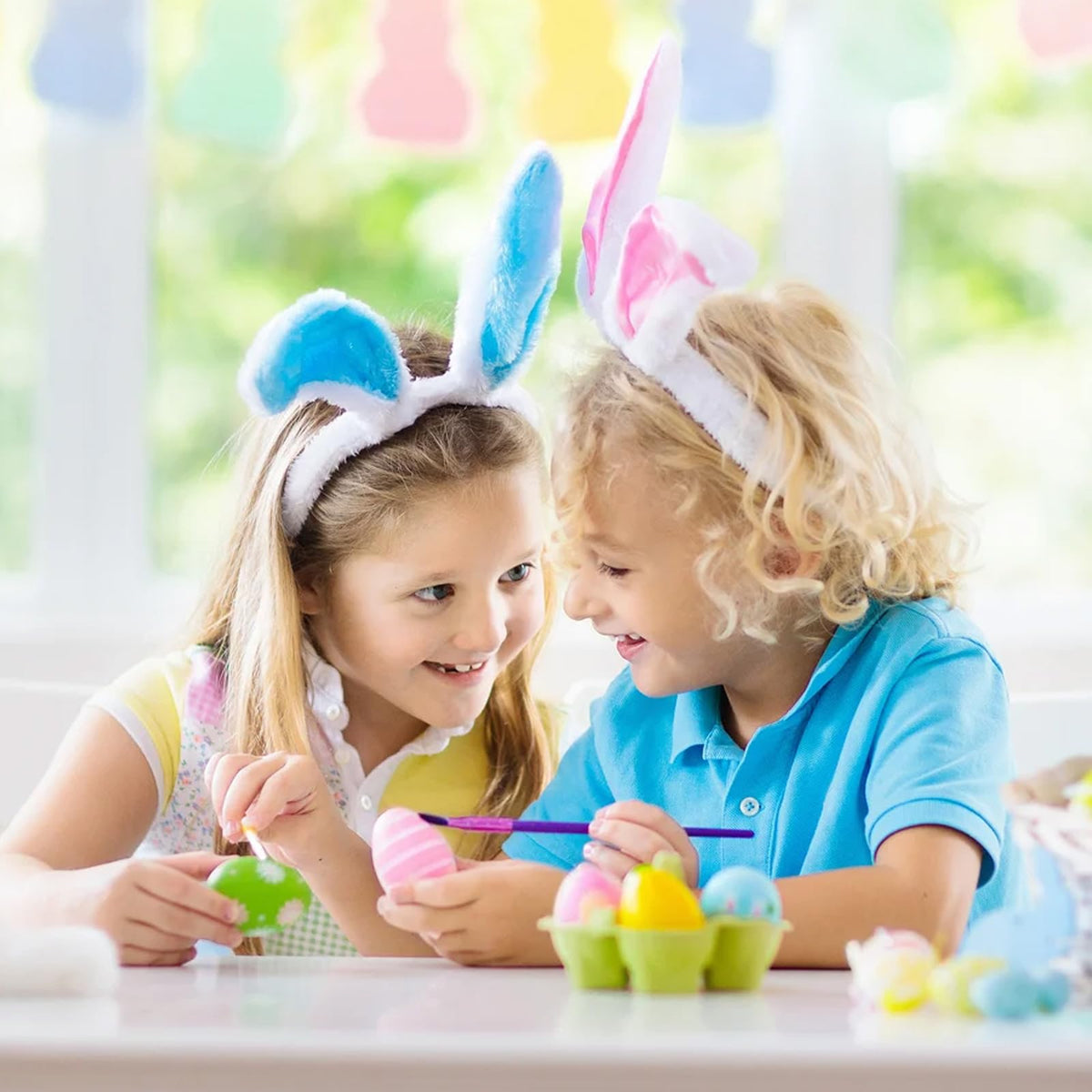 Rtisaeu decorative wooden egg, perfect for Easter party decor.