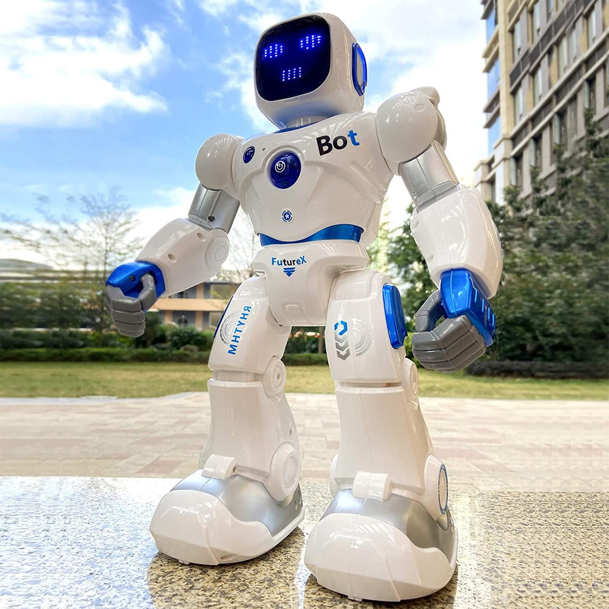 Ruko 1088 robot performing a dance for kids' entertainment.