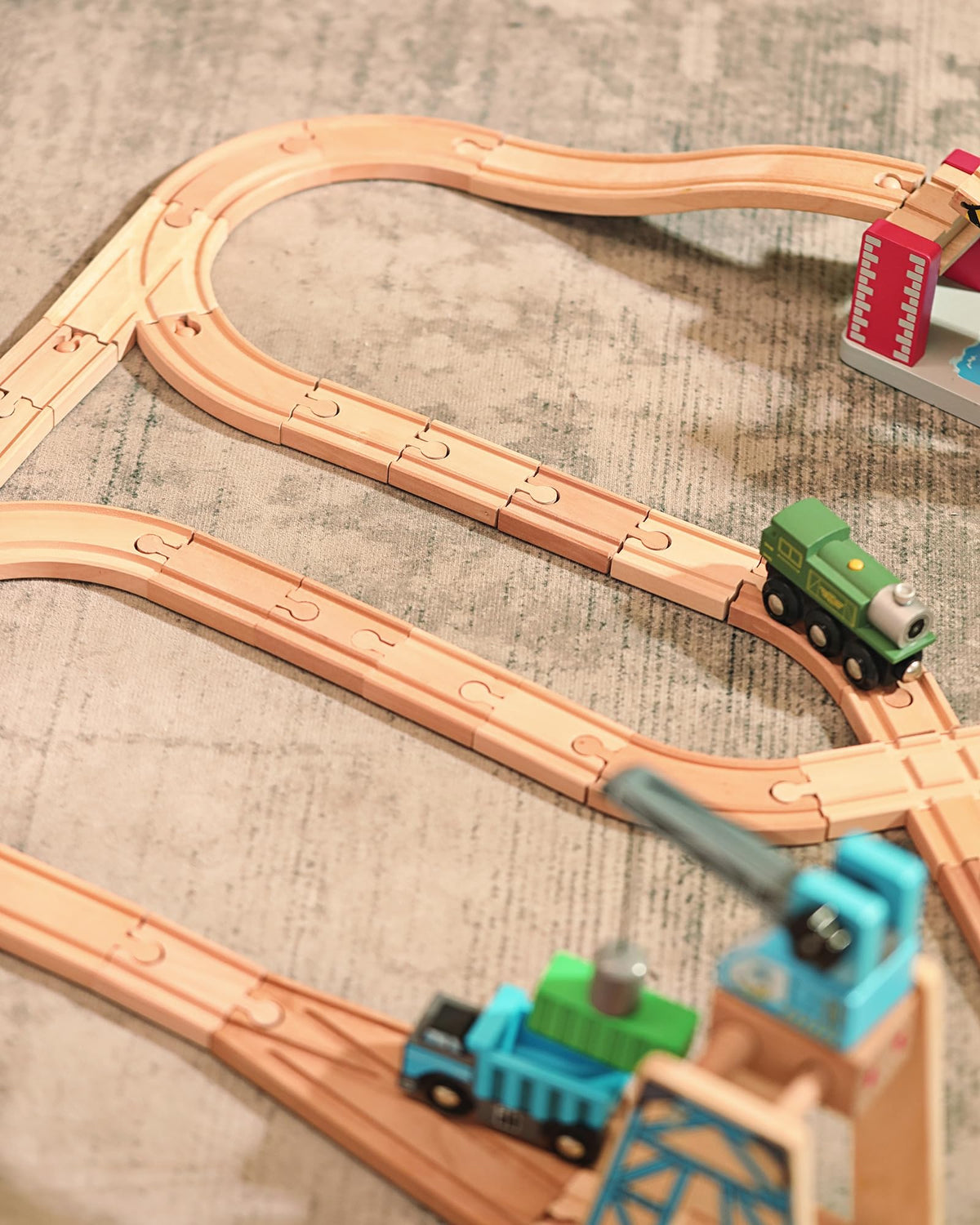 SainSmart Jr universal compatibility supports Brio, Thomas, and Melissa & Doug.