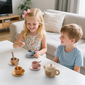 Samonyed bear-theme tea party set creates cozy storytelling moments.