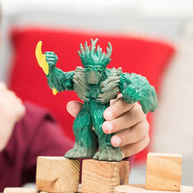Schleich Eldrador Jungle Emperor rotates its head to scout opponents.