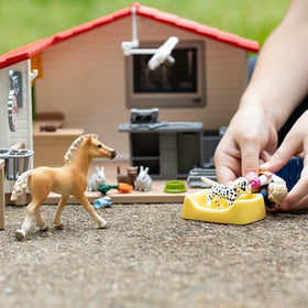 Schleich exam lamp rotates to simulate proper pet examinations.