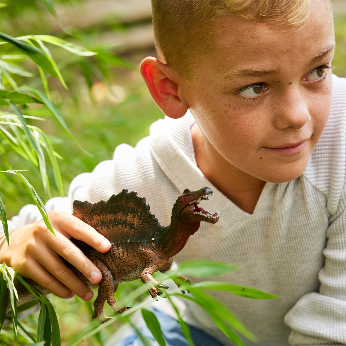 Schleich Spinosaurus detailed sculpting inspires imaginative storytelling.