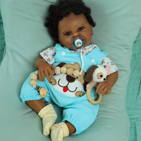 SCOM Quinbee pacifier and magnetic accessories support soothing playtime.