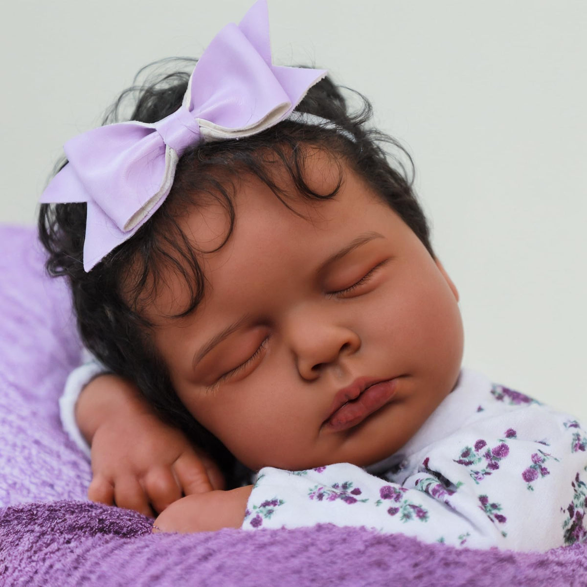 SCOM Reborn doll black girl 20-inch hands emphasize gentle touch for nurturing roleplay.