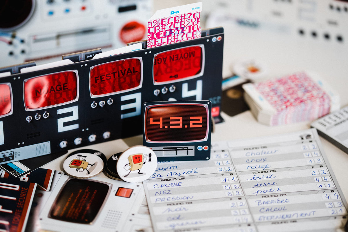 Scorpion Masqué Decrypto decoding screens and scrambled cards in use.