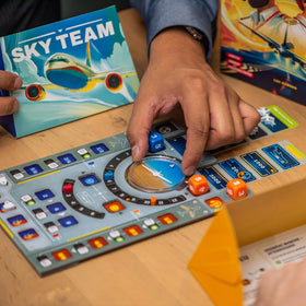 Scorpion Masqué Sky Team dice and controls highlight synchronized actions for landing.