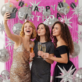Seenelling 4D star balloons add height and sparkle to festive backdrops.